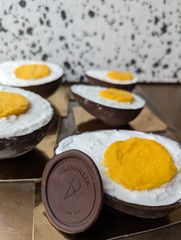 Foto can onze vegan halve eitjes voor Pasen