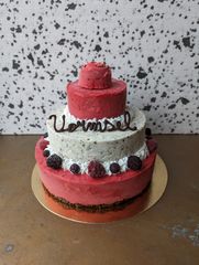 Foto van een 3 verdiepingen ijstaart voor een communie