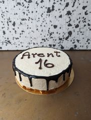 Foto van een verjaardagstaart met naam en nummer